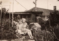 With grandmother Oldřiška Knappová in the garden in Rudná, in front of the woodshed that the grandfather converted into a "laboratory" for his grandson