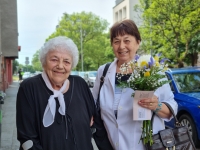 Jarmila Mašková with her daughter Alena Marušincová in front of the Pilsen recording studio on 8 June 2023