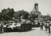 Tank s okupanty, Prostějov, Dolní ulice, v pozadí kostel sv. Petra a Pavla, srpen 1968