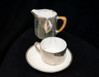 Ukázka porcelánového čajového servisu, který Z. Kmochová dostala od manželky Maxe Tschunka za čepice pro její syny