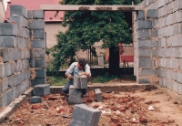 Během dostavby domku pro dceru Věru, Cholupice, 1992