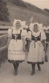 Kristína Kmochová (zleva) v baráčnickém kroji na sjezdu baráčníků v Praze, před válkou