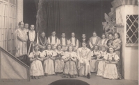 Zdenka Kmochová (ve středu), amatérské divadelní představení Polská krev, Český Krumlov, 50. léta