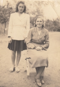 S matkou Kristínou Kmochovou, 1944