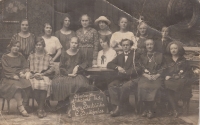 Matka pamětnice Kristína Kmochová (druhá řada, čtvrtá zleva), absolventská fotografie, 1920–1921