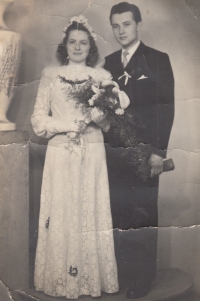 Zdenka Kmochová a Bohumil Dráb, svatební fotografie, 1949