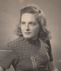 Zdenka Kmochová, 1946–1947
