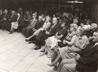 Václav Kmoch (sedmý zprava, první řada), zahájení výstavy v muzeu v Českých Budějovicích, kterému Václav Kmoch věnoval vězeňské kalhoty z koncentračního tábora v Buchenwaldu, 26. května 1986