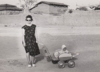 Helena Peskova with her daughter Helena in Ranchi, India in 1963