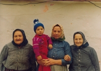 The witness with her grandson, mother and neighbour (1990s)