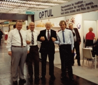 Jaroslav Švácha (far right) at the Glasstech trade fair in Düsseldorf, where Czech glassmakers were opened the door by their German colleague Hubertus Ullmann (far left), who had to deport North Bohemia, 1990