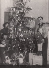 Rodina Weilguny o Vánocích roku 1951, vpravo otec s mladší sestrou Evou, vlevo odshora starší sestra Edita, matka a pamětník 