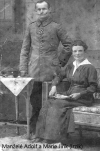 Děda a babička Karla Jiříka / Adolf a Marie Jiříkovi v době 1. světové války / děda v uniformě pruské armády