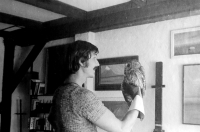 Witness with a tame owl