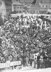 Demonstrace na náměstí ve Frýdlantě, kterou organizoval Miroslav Vít, v době sametové revoluce, listopad 1989