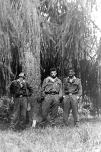 Tramping during the war (witness on the right)