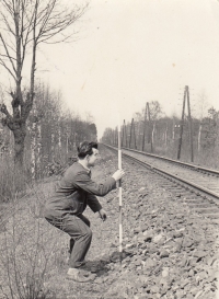 Jiří Cimrman při měření na zastávce Čeperka u Pardubic v roce 1957