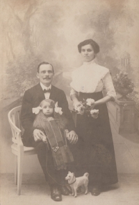 Lubomir Schimmer's mother as a little girl with her parents in 1911