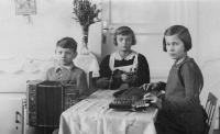 Brother Jiří, Jitka with violin, friend Jiřina Šlajsová with zither, Aš 1937