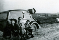 Jan Skalla, maminka Jena, bratr Tomáš a Tatra 57A (výroba 1935-38) - nad zadním oknem je umístěna  tlaková lahev, jezdilo se také na propan-butan