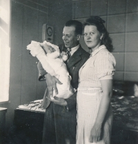 Jana Rejtharová with her parents Maria and Josef Žampach, 1940