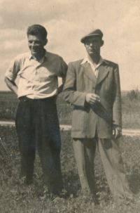 Bratr Zdeněk Sedláček (vlevo) s Bohumilem Bernáškem (vpravo), 1945