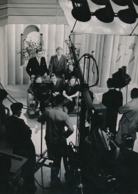 Study in England (1946-1947), representatives of the Czechoslovak College in England in the BBC studio, witness in the middle, 1947