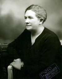 Arnoštka Skallová (1933) - born 13 July 1877, husband: Mořic Skalla, last place of residence before deportation: Světlá nad Sázavou, transport AAd, No. 444 (13 June 1942 Kolín -> Terezín), transport Bx, No. 1118 (22 October 1942 Terezín -> Treblinka). Murdered

