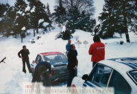 Prohlídka trati Rallye Monte Carlo 1977, jejíž část se jela v zasněžených alpských průsmycích. Václav Blahna stojí třetí vpravo