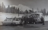 Pamětník jako řidič v Tatrách, kam dovážel lyžaře z lyžařského oddílu OEZ Letohrad, 1969