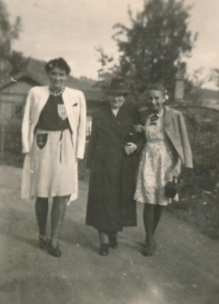 Lydia Mamulová's mother with her sister Isa and her mother