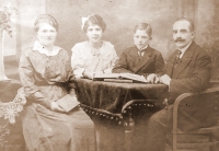 Lydia Mamulová's grandmother Hermína with her brother and parents, 1912