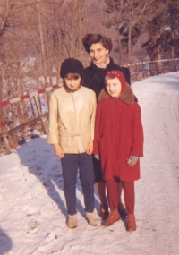 Lýdia Mamulová se sestrou a tetou z Hamburku, Bratislava, 1963