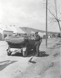 Rodinný automobil, dědeček Bohumil Mladějovský (první zleva) se šoférem a přáteli, kolem roku 1921