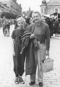 Jan Mladovský s matkou Miladou, Jindřichův Hradec, 1957