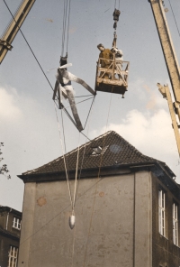 Jan Mladovský instaluje svoji sochu ve veřejném prostoru, Duisburg, 1983