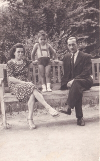 Rudolf Potsch s maminkou Vlastimilou a otcem Rudolfem v Králově Poli na začátku 2. světové války