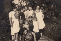 Rodinné foto v roce 1938, vlevo otec Oswald a uprostřed strýc Vili Franz, Rosemarie Bensch