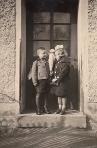 Rosemarie Bensch a bratranec Hary Franz jdou do první třídy v roce 1940