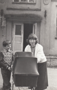 Se synem Janem a dcerou v kočárku, sbor v Dlouhé Třebové, 1983