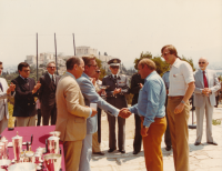 Václav Blahna přebírá cenu na Rallye Akropolis 1979, napravo od něj stojí jeho spolujezdec Pavel Schovánek