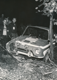 Václav Blahna (vlevo) po havárii jeho škodovky na Barum Rallye v roce 1976. Vedle něj stojí spolujezdec Lubislav Hlávka. Příčinou nehody byl zaseklý plyn
