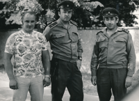 Václav Blahna (vlevo) s příslušníky Veřejné bezpečnosti, kteří se s ním vyfotili jako jeho fanoušci