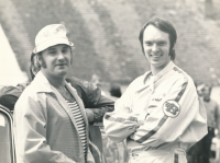 Václav Blahna (vlevo) s dalším úspěšným československým závodním jezdcem Leošem Pavlíkem
