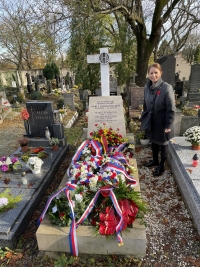 Mahulena Křenková at the grave of Karel Janoušek at the Šárka Cemetery in Prague