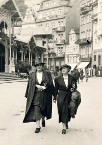 Karel Janoušek's wife Anna Janoušková (left) with her sister Maria Fenzlová in Karlovy Vary shortly before the war