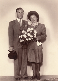 rodiče pamětníka, Marie Mullerová a Jan Hradecký, svatební fotografie, Praha 1943