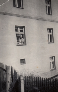 Jan Hradecký s matkou v okně, Hraničná, léto 1948