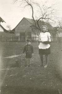 Václav Sobotka v Bolehošťské Lhotě se Zdenou 15. 4. 1945