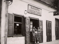 Maminka pamětnice Pavla se sestrami Bětkou a Helenou před hostincem jejich maminky, Komárno, rok 1934, maminka pamětnice zcela vlevo